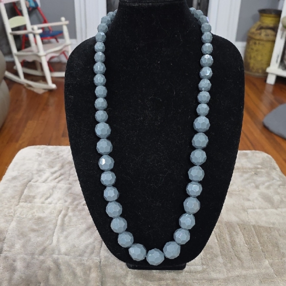 NWT Simply Vera Vera Wang Chunky Necklace Gray Faceted Graduated Beads‎ 16in.